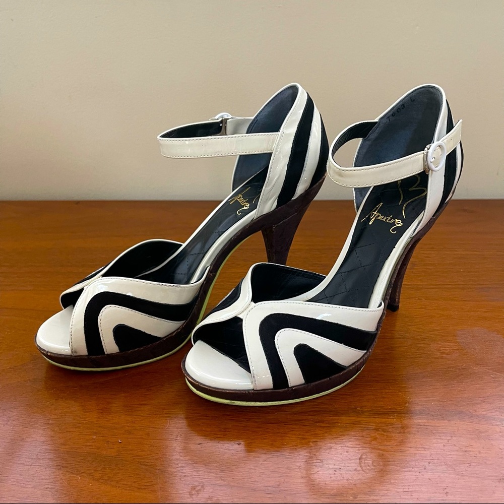 B By Aperire White and Black Pumps